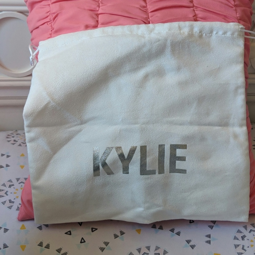Kylie makeup duster bag